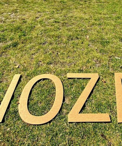 Kartonnen meubels en letters. Grote en kleine letters voor evenementen en beurzen.