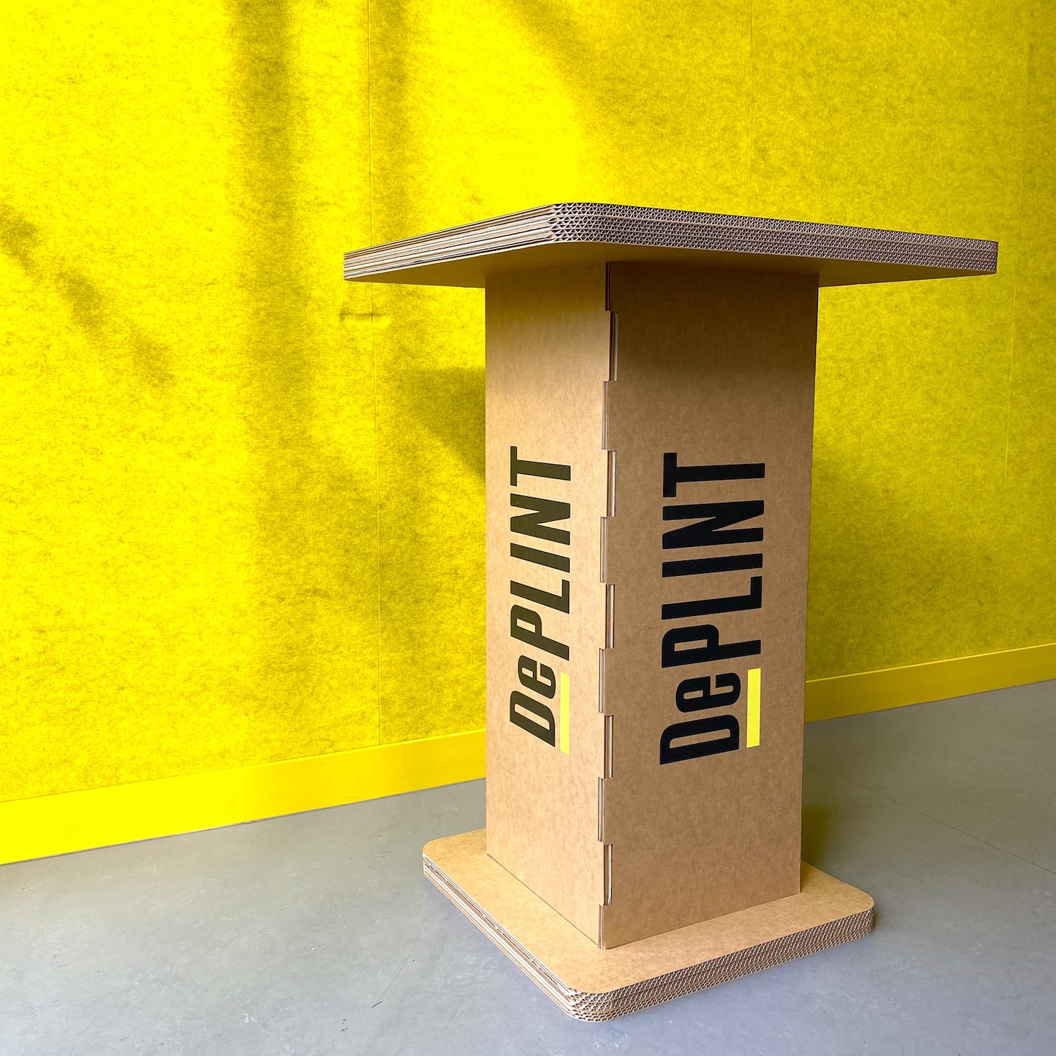 Kartonnen meubels en statafels. Duurzaam en van Golfkarton.